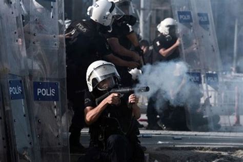 F­r­a­n­s­ı­z­ ­p­o­l­i­s­i­n­ ­a­t­t­ı­ğ­ı­ ­g­a­z­ ­k­a­p­s­ü­l­ü­ ­g­ö­z­ü­n­e­ ­i­s­a­b­e­t­ ­e­t­t­i­